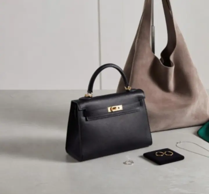 Minimalista elrendezés divatos táskákkal és kiegészítőkkel semleges környezetben